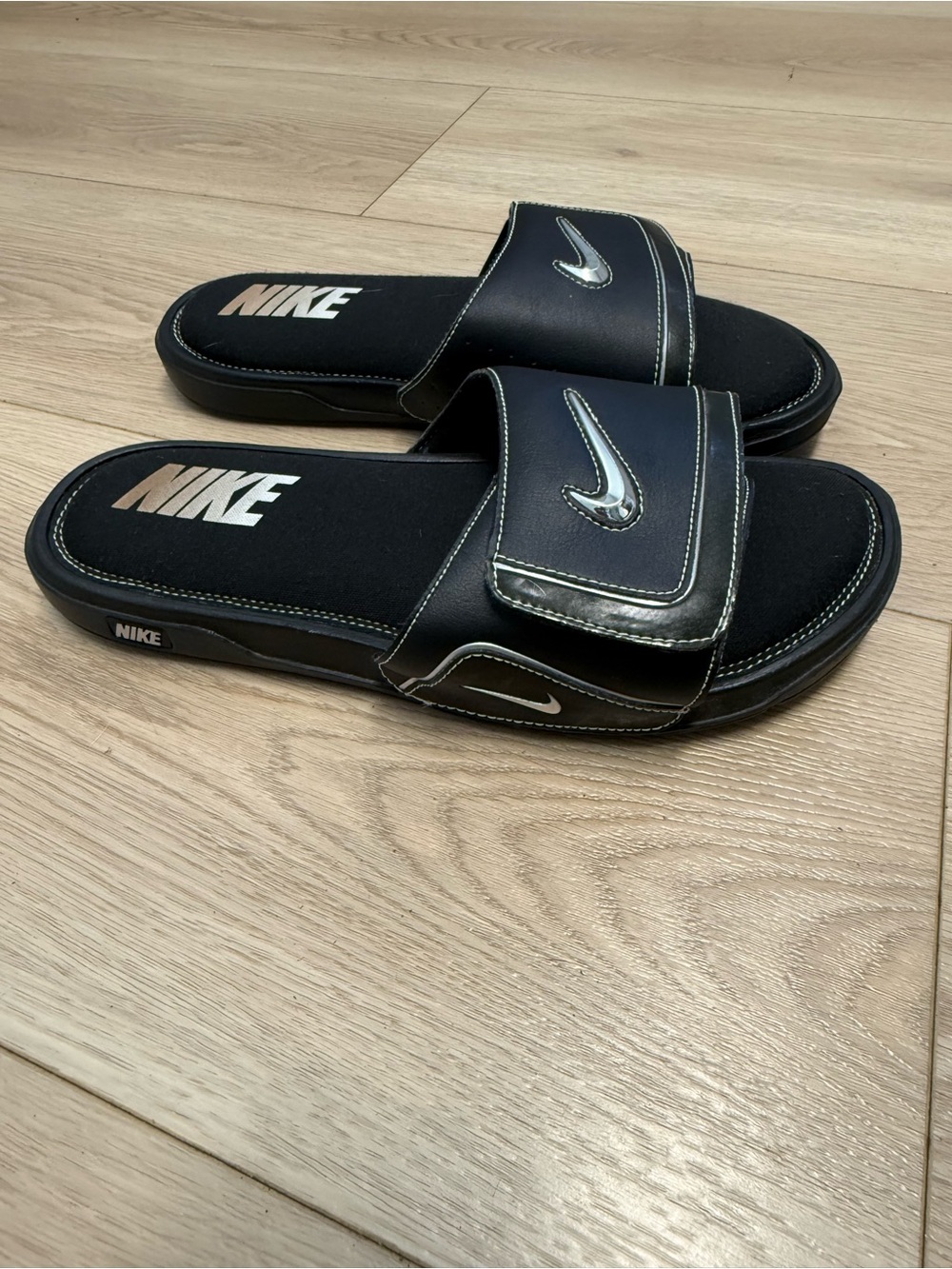 Nike COMFORT Slide 2 Sandal Men's
Size 12 Black/ Silver 415205 002
Slippers